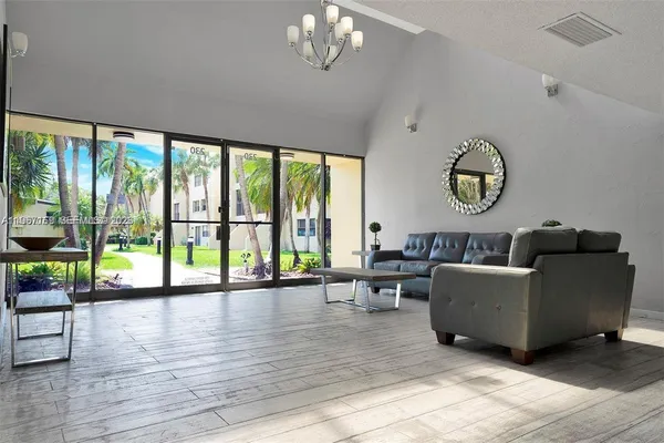 $2,400 | 230 Lakeview Drive, Unit 107, Weston, FL 33326