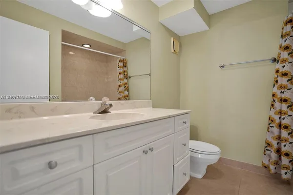 $2,400 | 230 Lakeview Drive, Unit 107, Weston, FL 33326