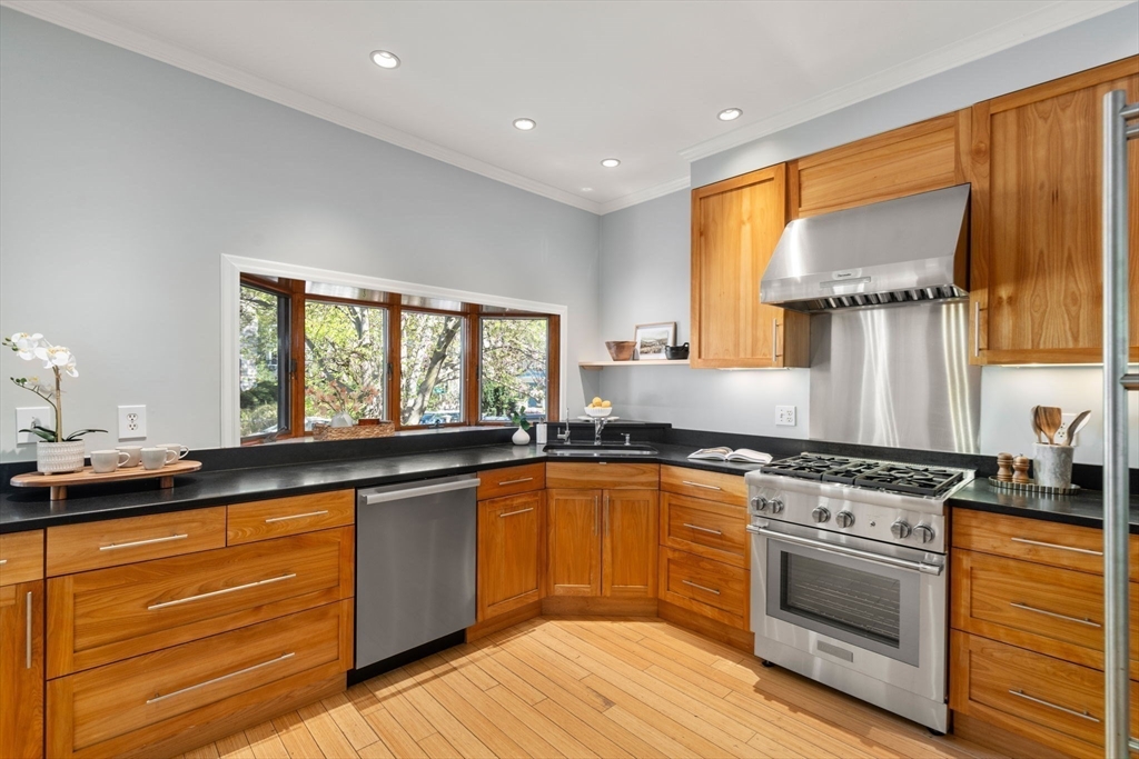 23 Toxteth Street Brookline, MA 02445 - Photo 8 of 28 Gallery Image 8
