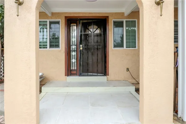 a view of an entrance of the house