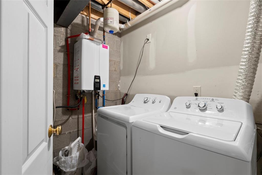 23 Castle View Drive McKees Rocks, PA 15136 - Photo 25 of 27 a utility room with dryer and washer