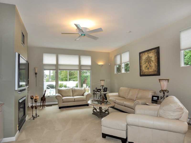 77 Basil Crossing Cranston, RI 02921 - Photo 21 of 25 Living Room.
