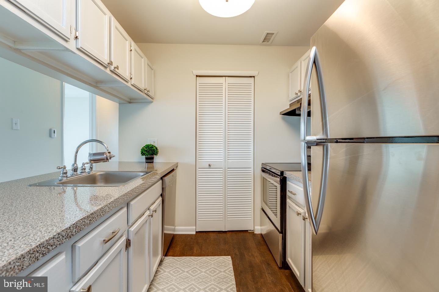 514 The Woods Cherry Hill, NJ 08003 - Photo 5 of 12 Updated kitchen