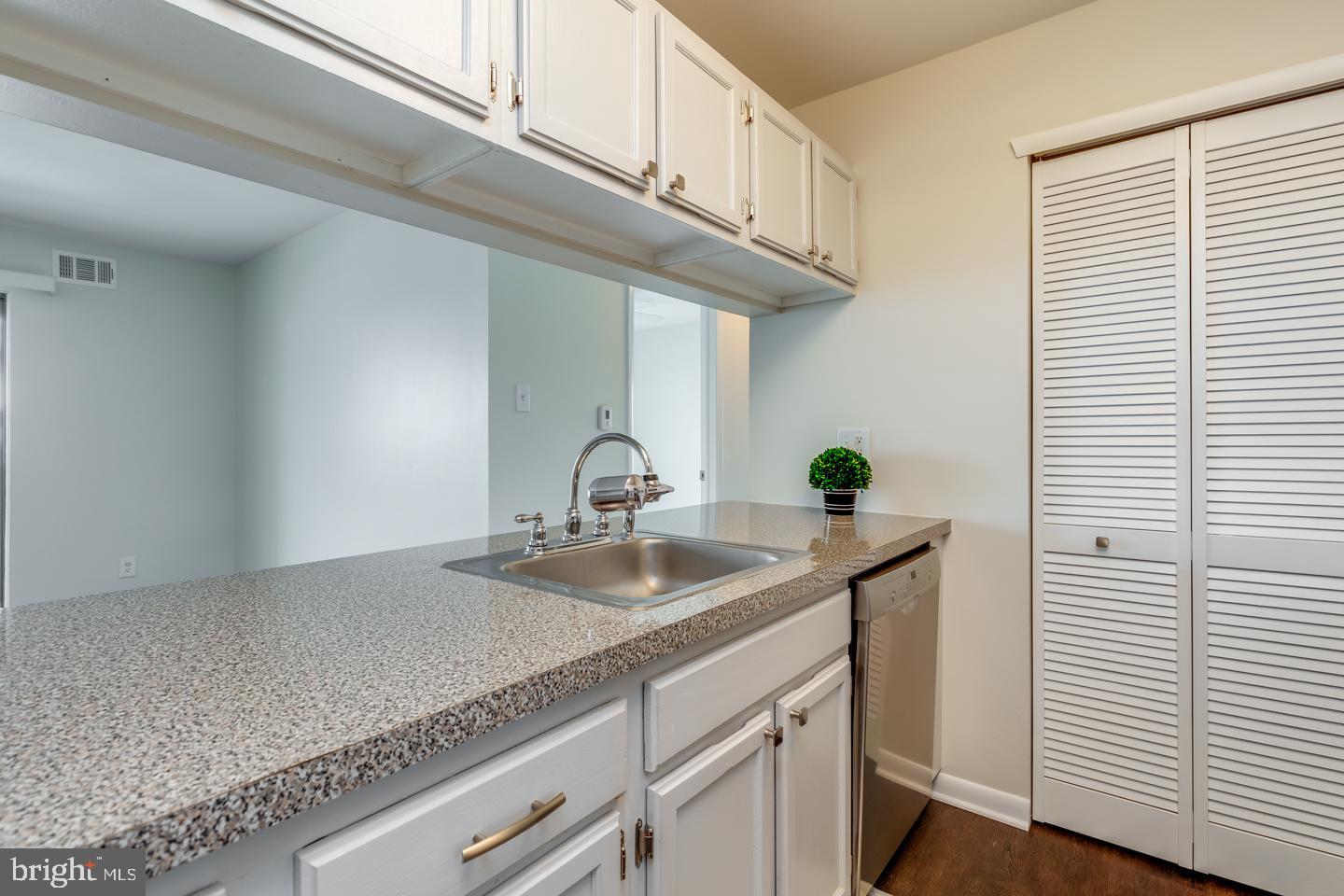 514 The Woods Cherry Hill, NJ 08003 - Photo 6 of 12