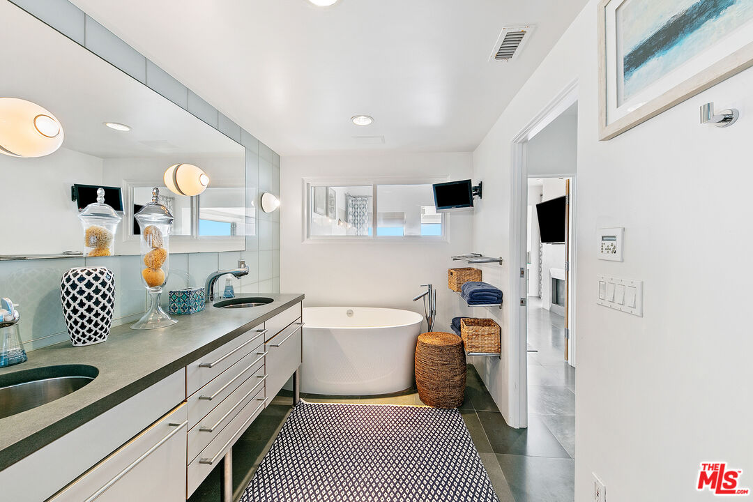 1341 Palisades Beach Road Santa Monica, CA 90401 - Photo 46 of 68