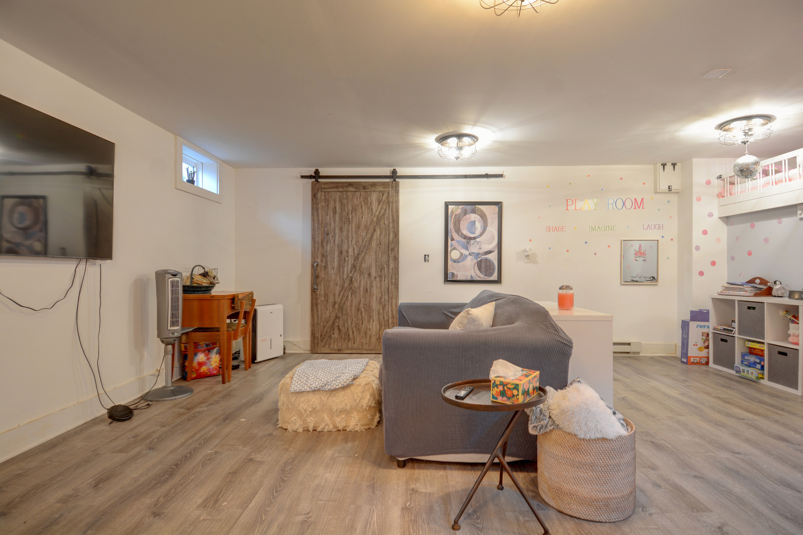 35 Mariners Way Edgartown, MA 02539 - Photo 31 of 32 a living room with furniture and a wooden floor