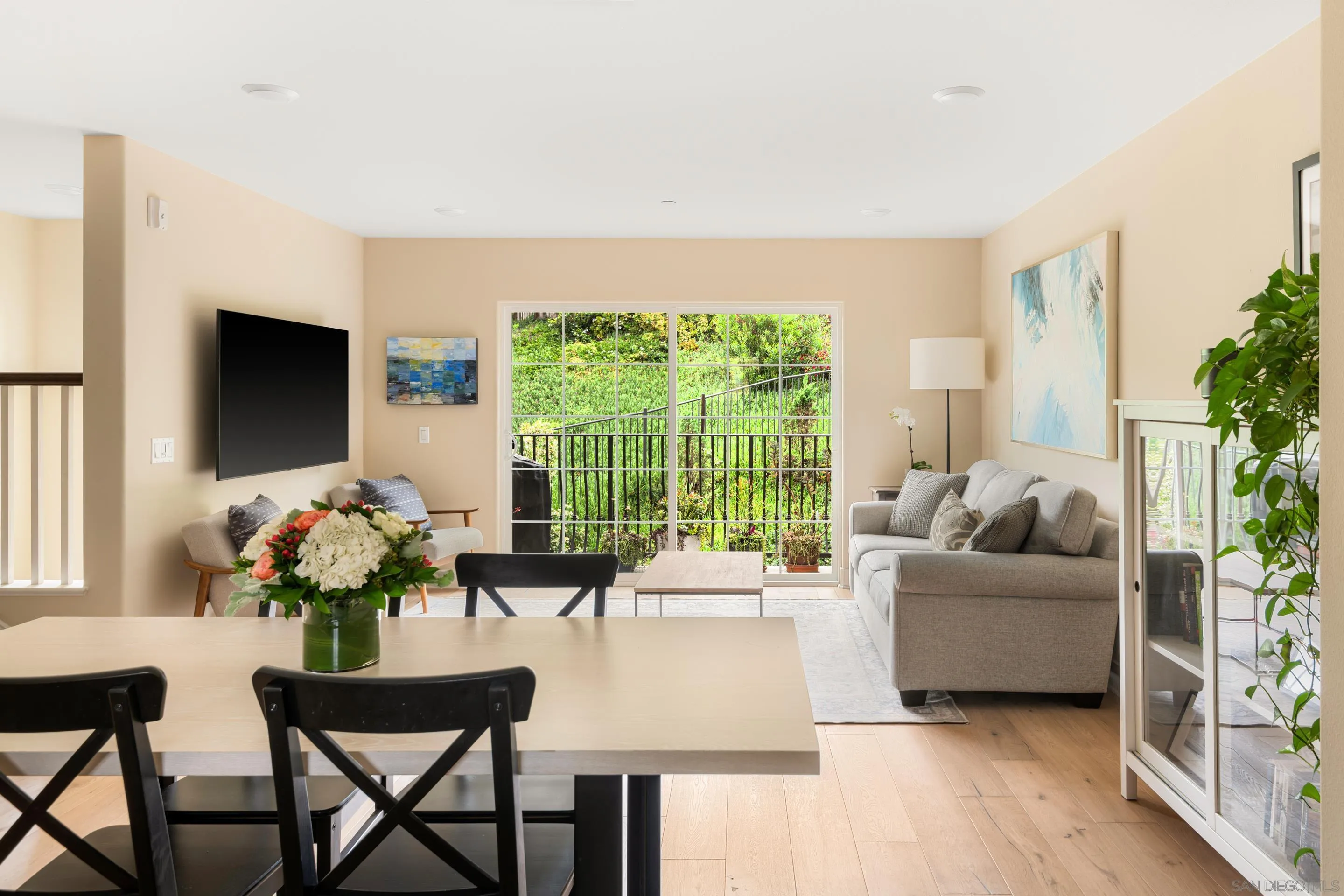 2406 Torrey Pines Road, Unit 152 La Jolla, CA 92037 - Photo 12 of 34 Living Room