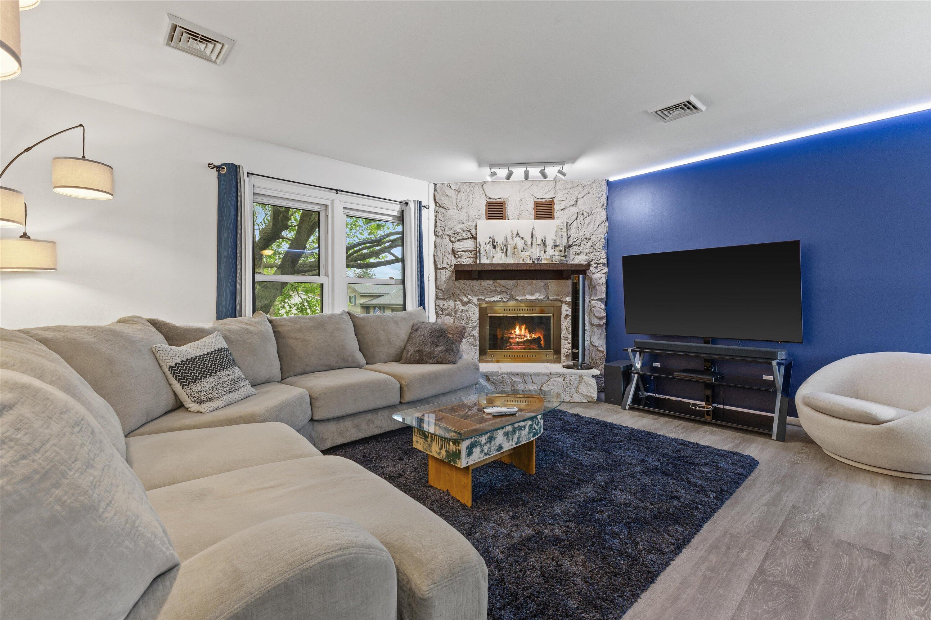 115 Conrad Court Mukwonago, WI 53149 - Photo 2 of 29 Living Room