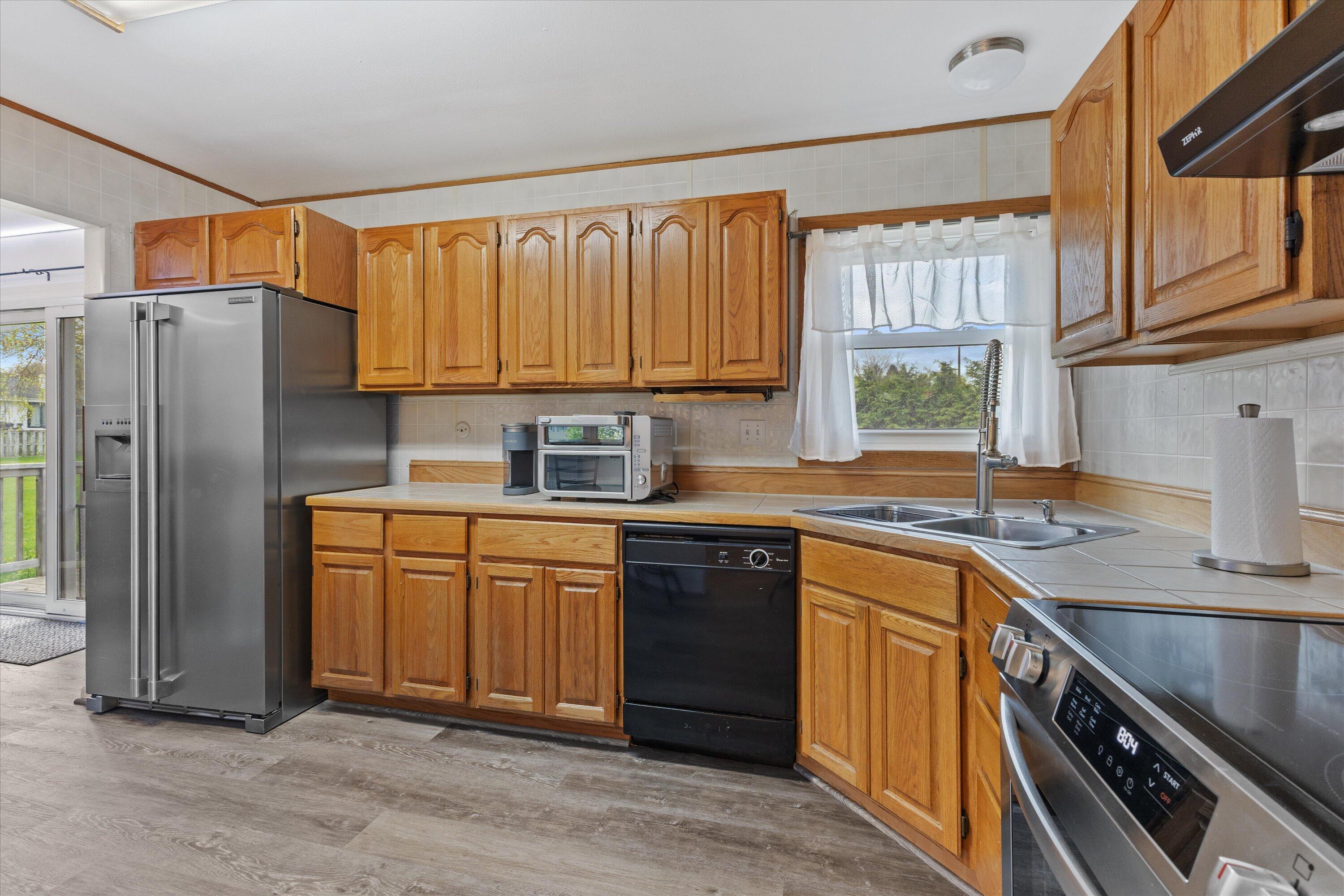 115 Conrad Court Mukwonago, WI 53149 - Photo 8 of 29 Kitchen