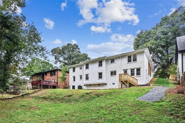 a view of a house with backyard