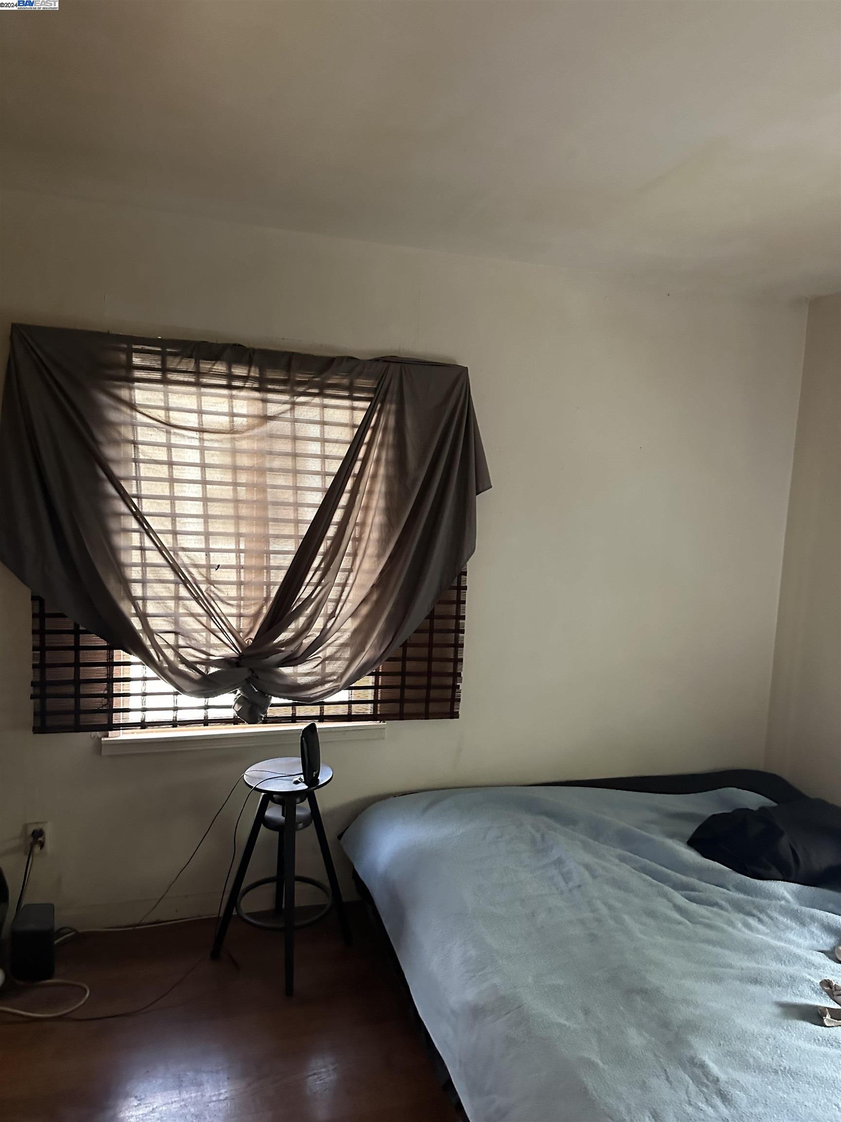 5659 Telegraph Avenue Oakland, CA 94609 - Photo 20 of 42 a room with a chair and a window