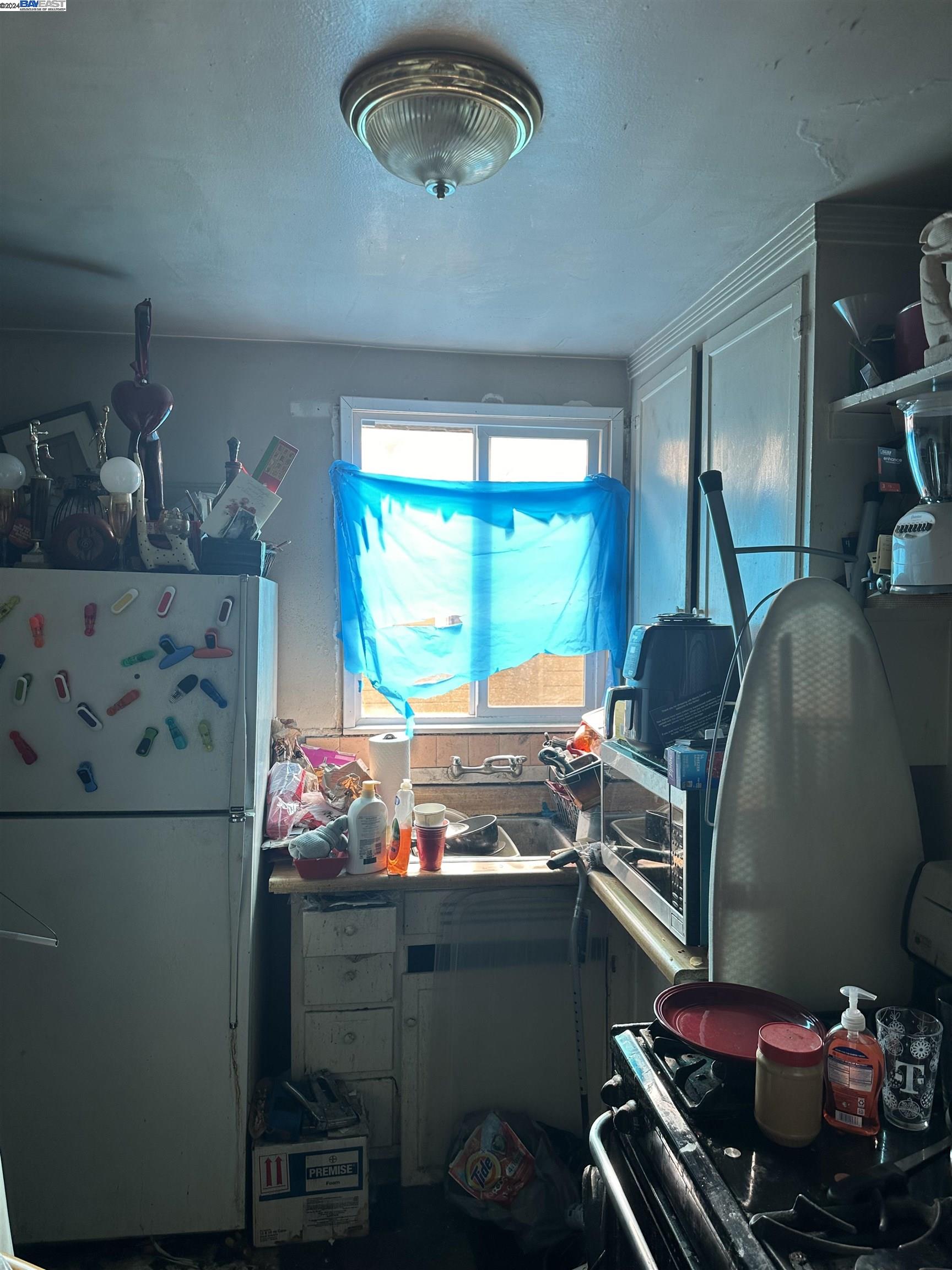 5659 Telegraph Avenue Oakland, CA 94609 - Photo 41 of 42 a room with furniture and window