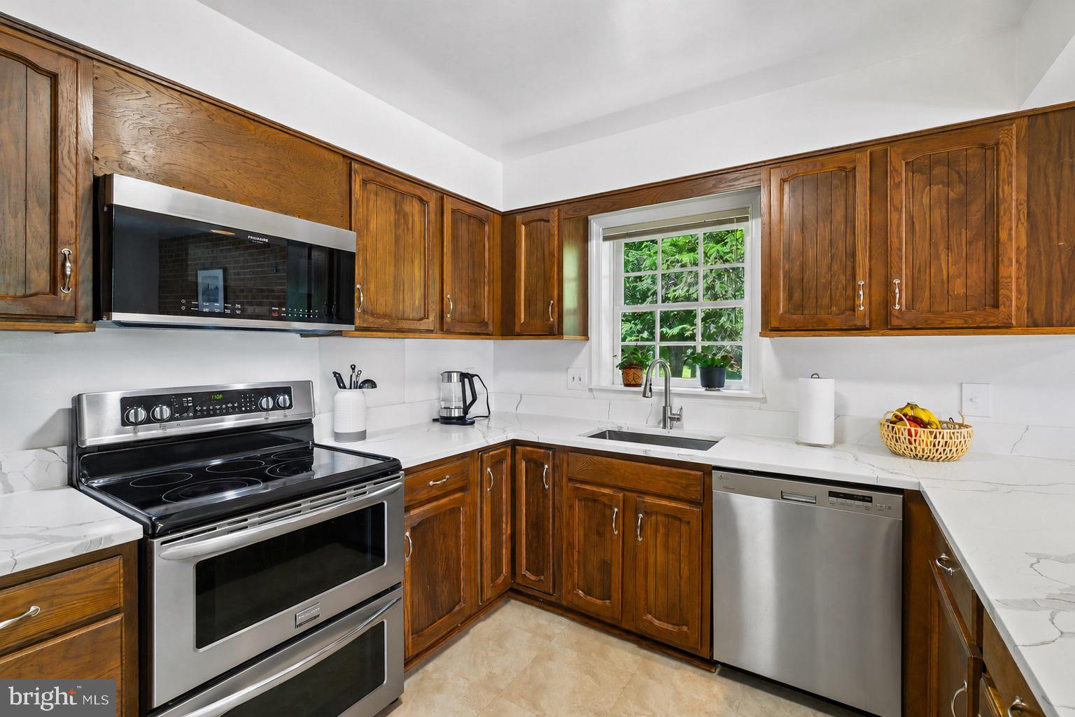 11900 Canfield Road Potomac, MD 20854 - Photo 11 of 44 Kitchen