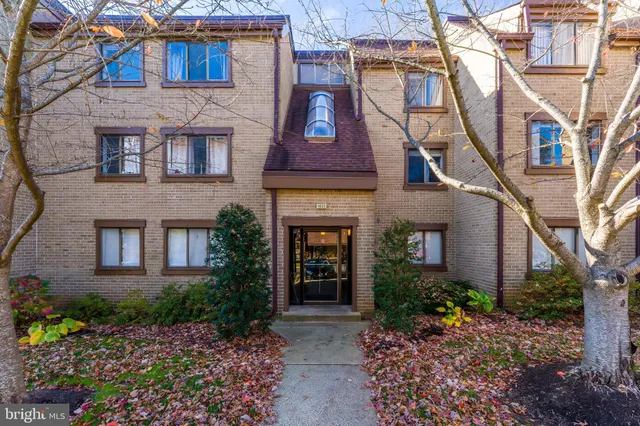 $325,000 | 1623 Parkcrest Circle, Unit 9B/300, Reston, VA 20190