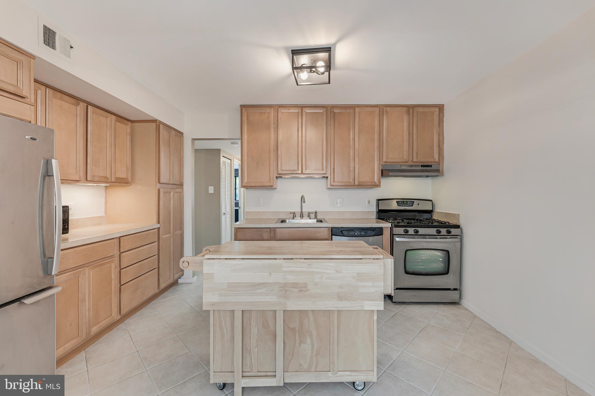 1623 Parkcrest Circle, Unit 9B/300 Reston, VA 20190 - Photo 12 of 32 a kitchen with cabinets appliances and a counter space