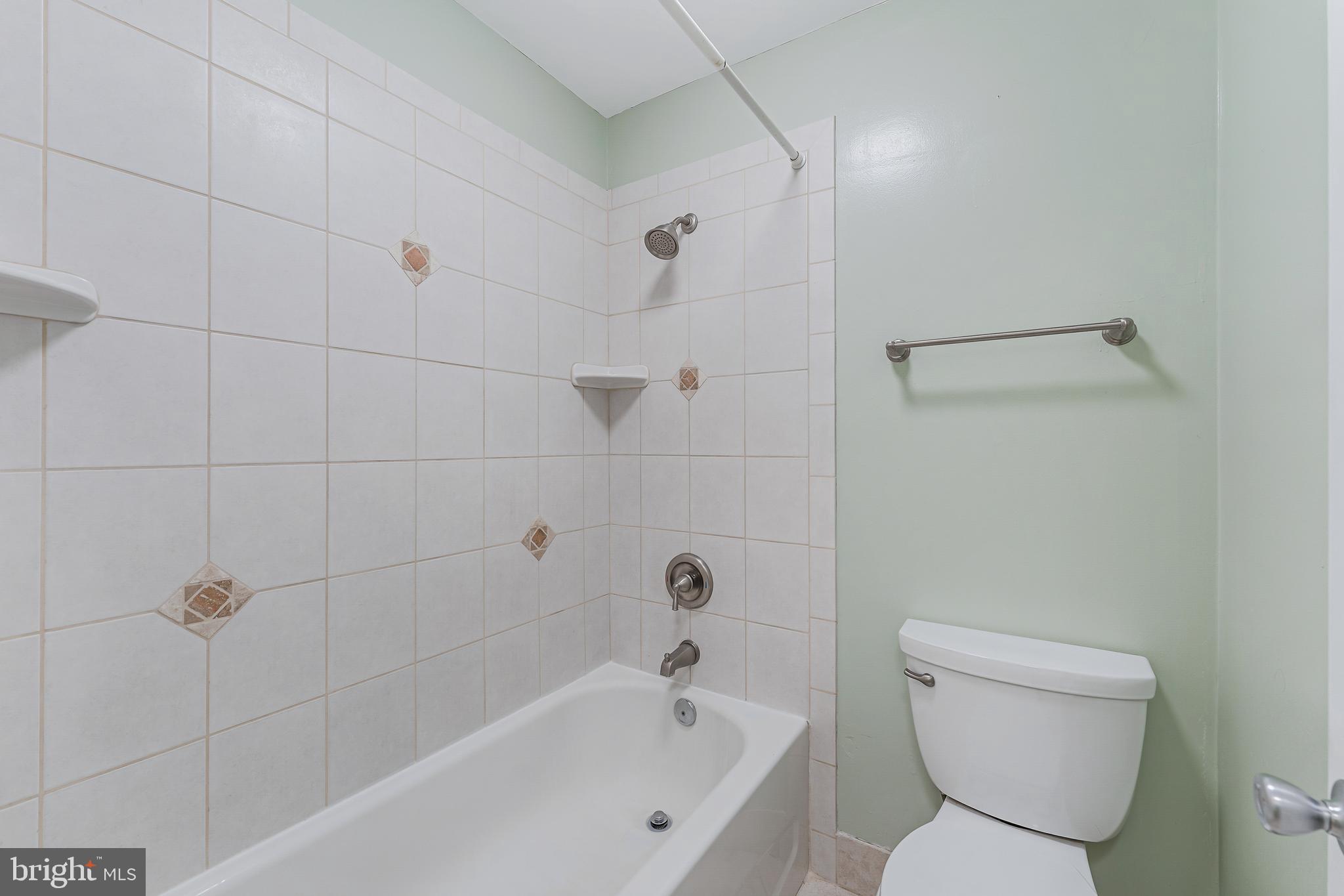 1623 Parkcrest Circle, Unit 9B/300 Reston, VA 20190 - Photo 23 of 32 a bathroom with a bathtub and toilet