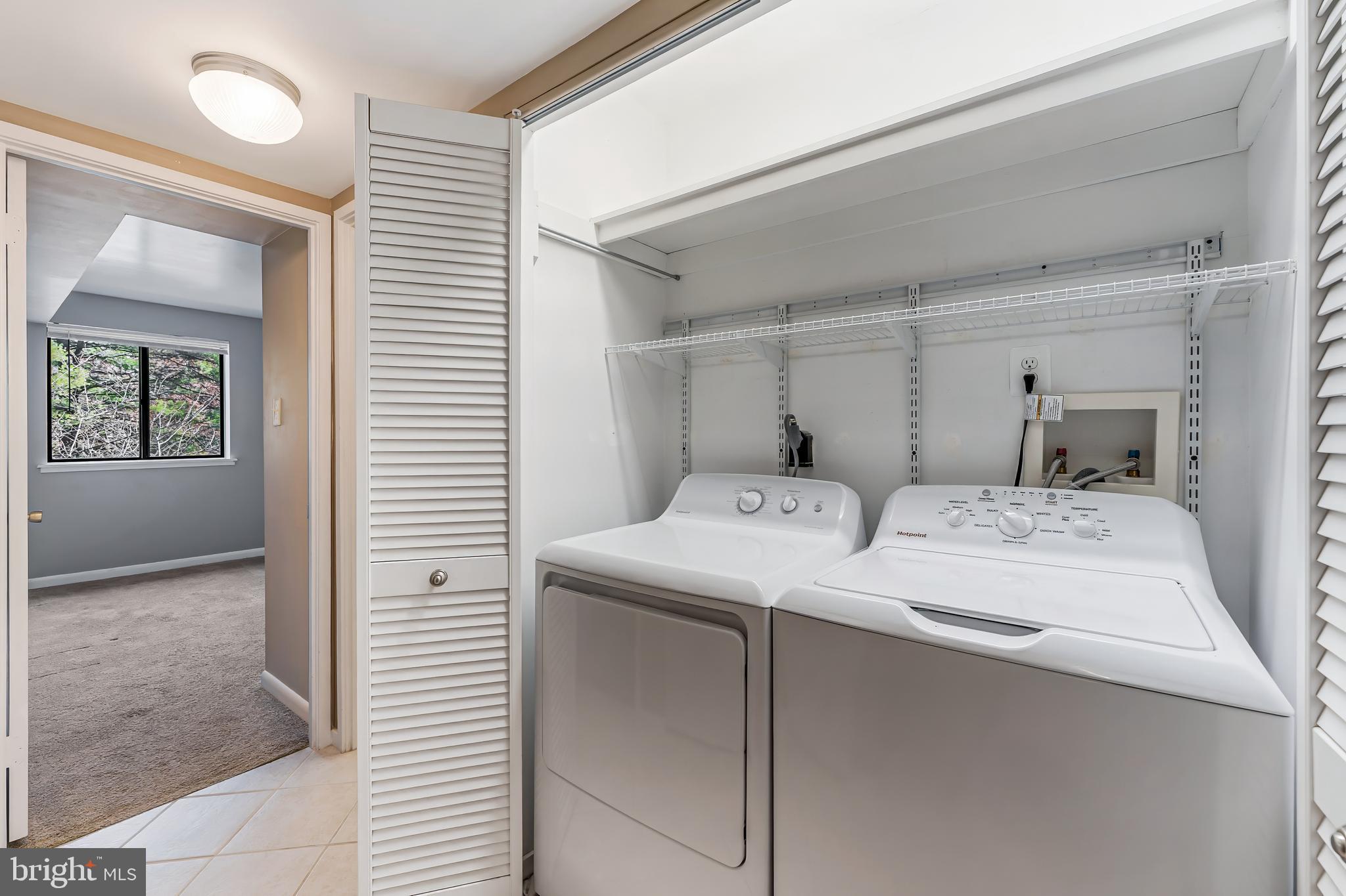 1623 Parkcrest Circle, Unit 9B/300 Reston, VA 20190 - Photo 24 of 32 a room with a bed and a window