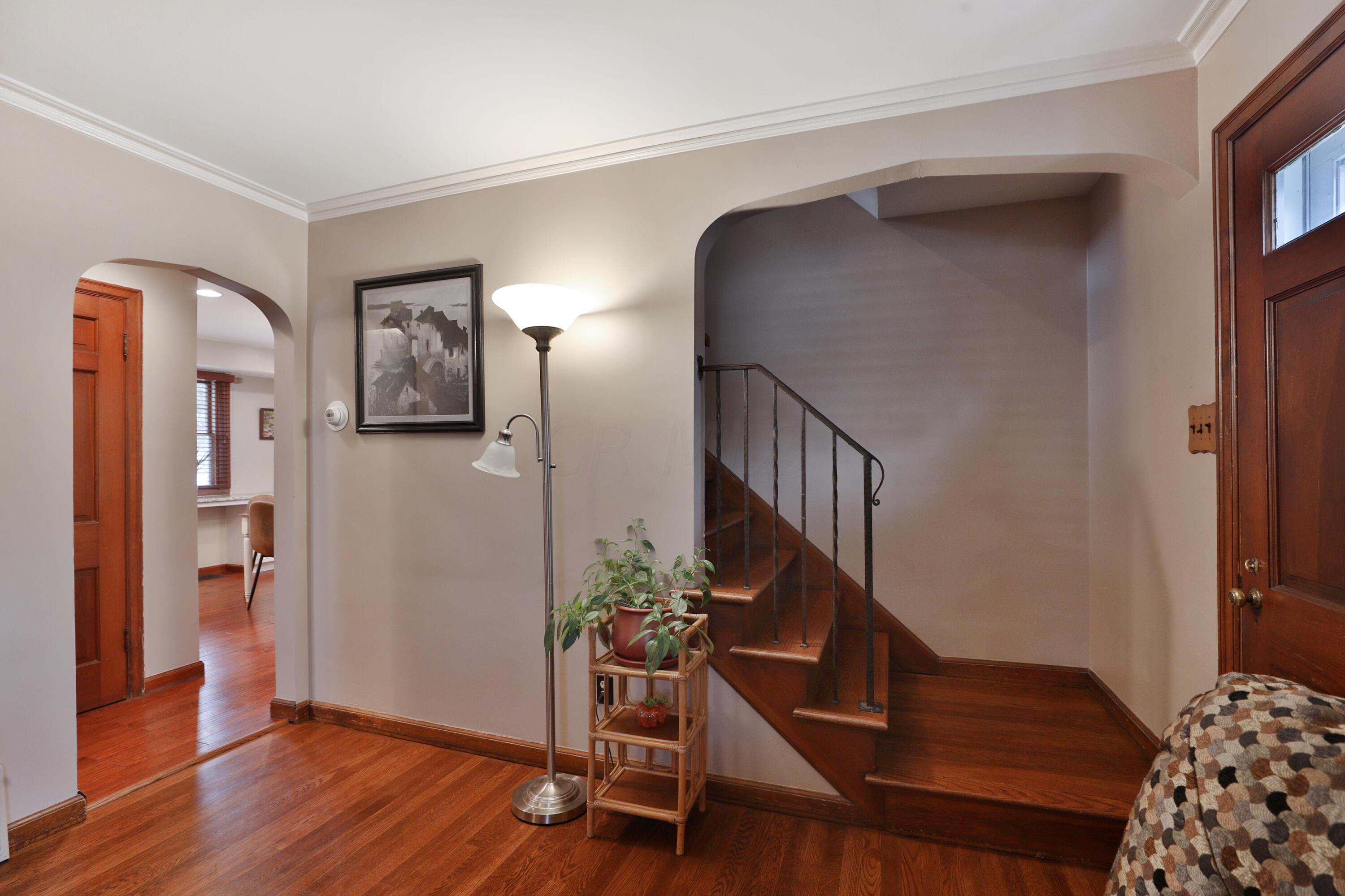 390 East Beaumont Road Columbus, OH 43214 - Photo 9 of 52 Entry/stairs