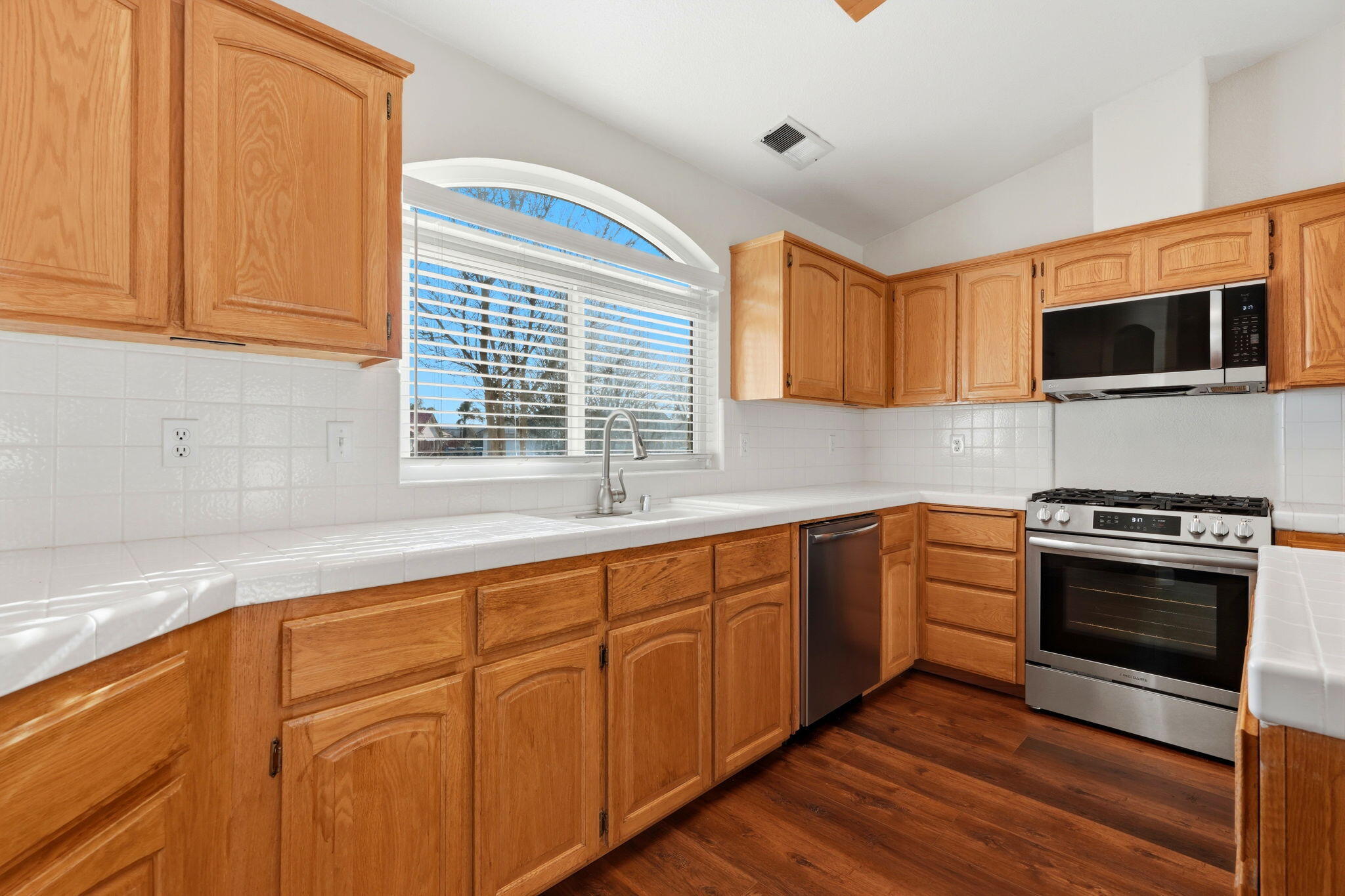 952 Scotland Street Lemoore, CA 93245 - Photo 27 of 53 Kitchen