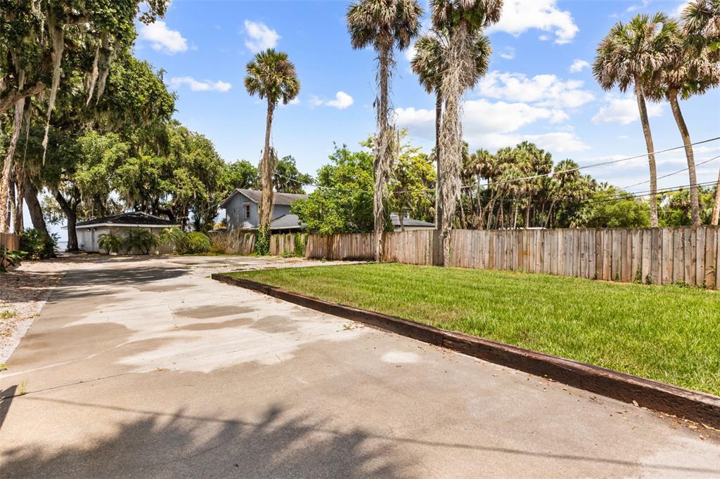 2462 Fort Lane Road Geneva, FL 32732 - Photo 4 of 31 a view of a yard with palm tree