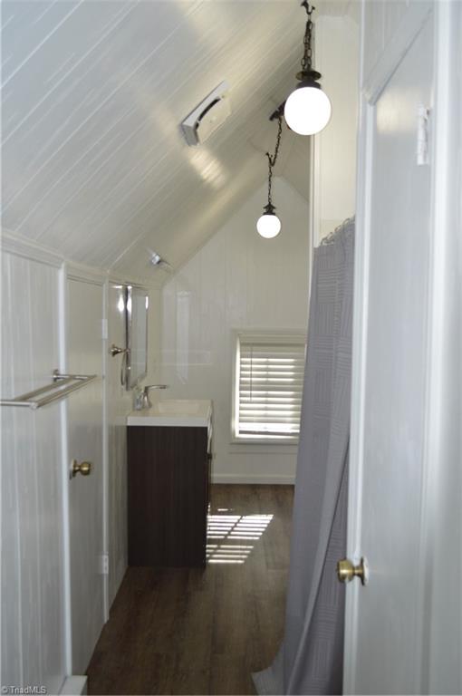 207 Robin Road Mount Airy, NC 27030 - Photo 11 of 18 Upstairs Bath.