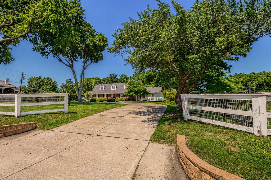 9310 Merritt Road Rowlett, TX 75089 - Photo 36 of 40 a view of a yard with wooden fence