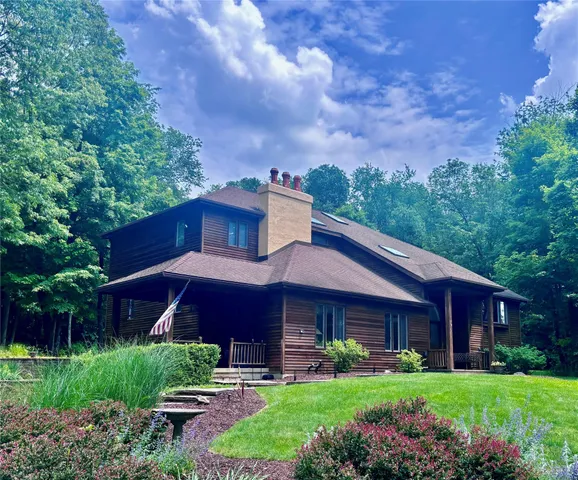 a view of a yard in front of house
