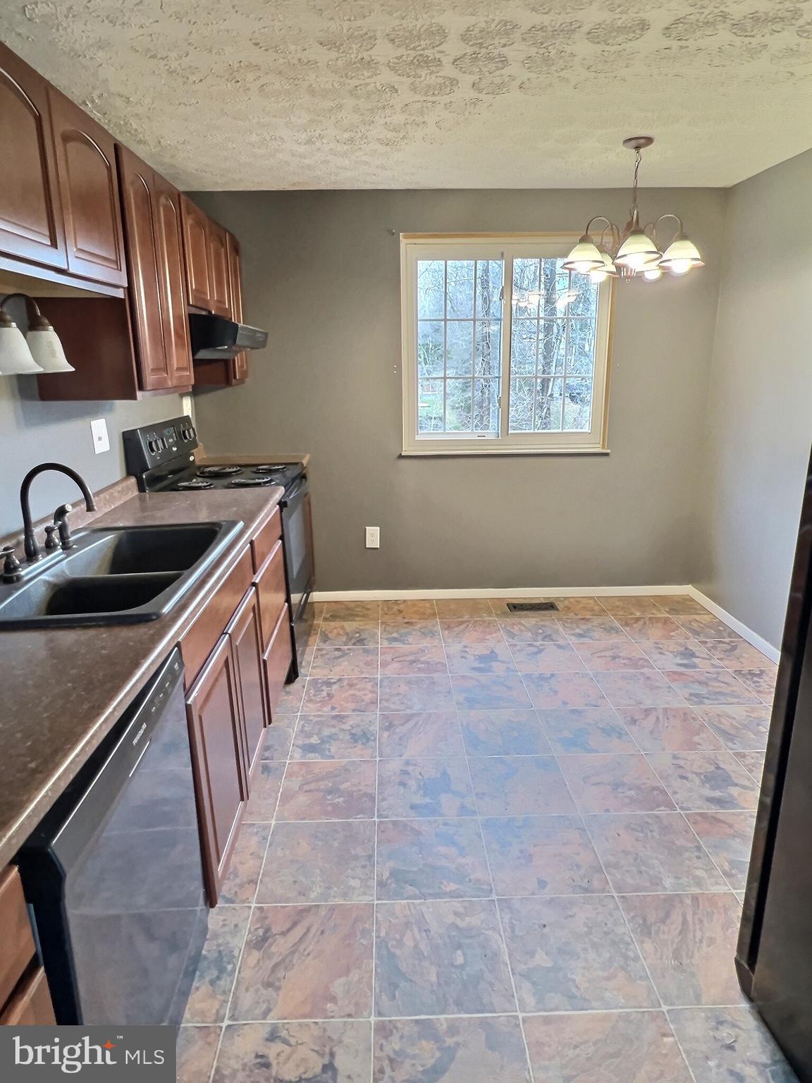 6106 Clinton Way Clinton, MD 20735 - Photo 5 of 35 Kitchen