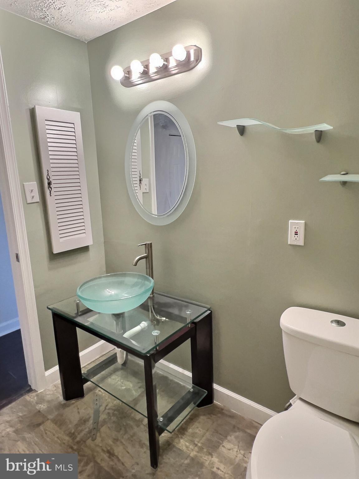 6106 Clinton Way Clinton, MD 20735 - Photo 8 of 35 Full bath in hallway
