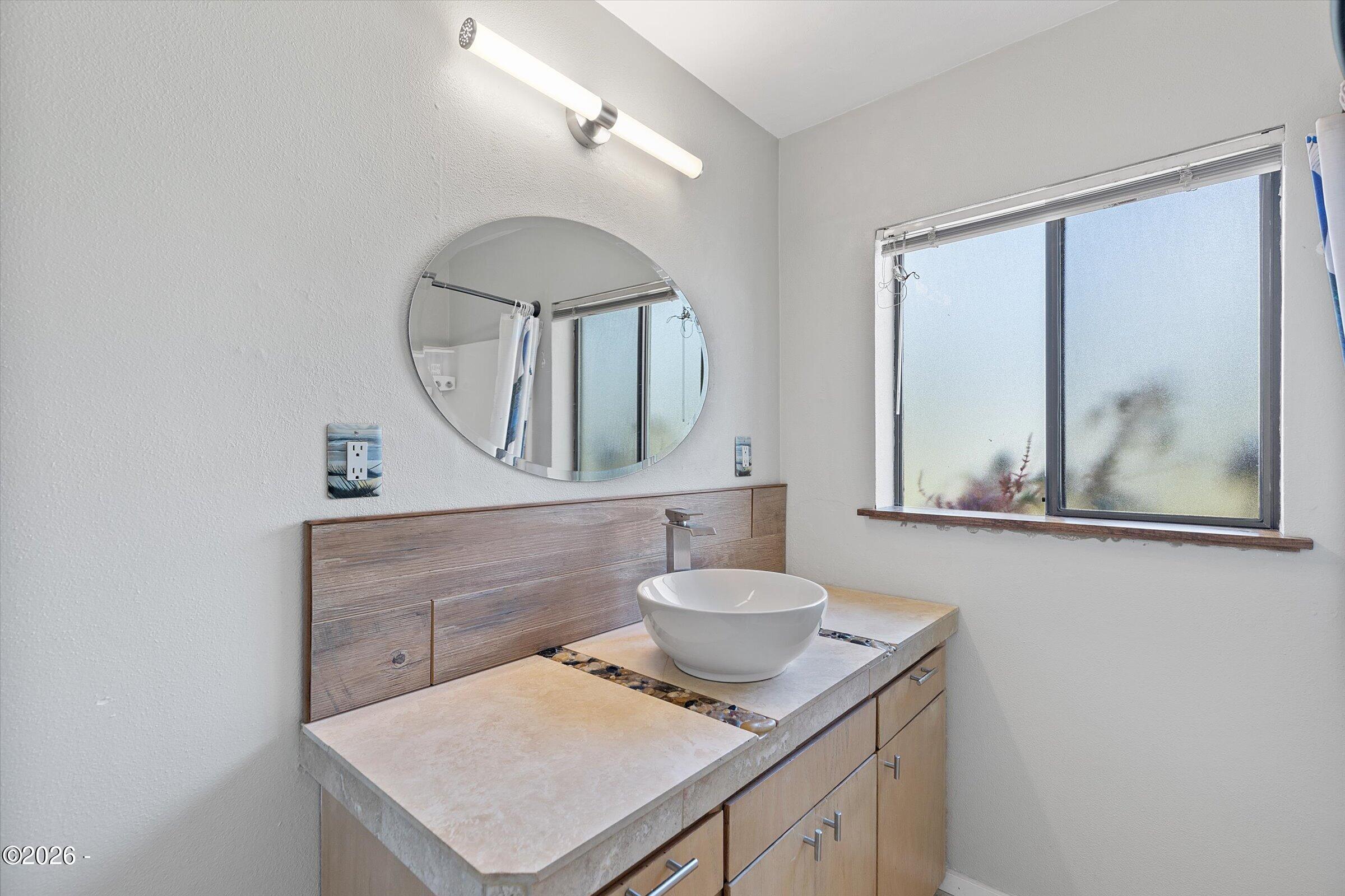 1810 Northwest View Ridge Drive Waldport, OR 97394 - Photo 25 of 40 Second baqth