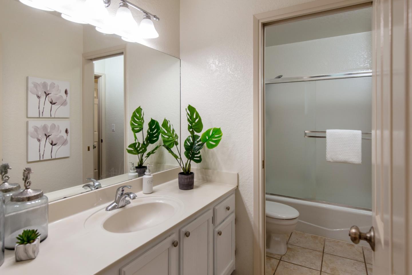1555 Hecker Pass Road, Unit D202 Gilroy, CA 95020 - Photo 15 of 21 Gallery Image 15