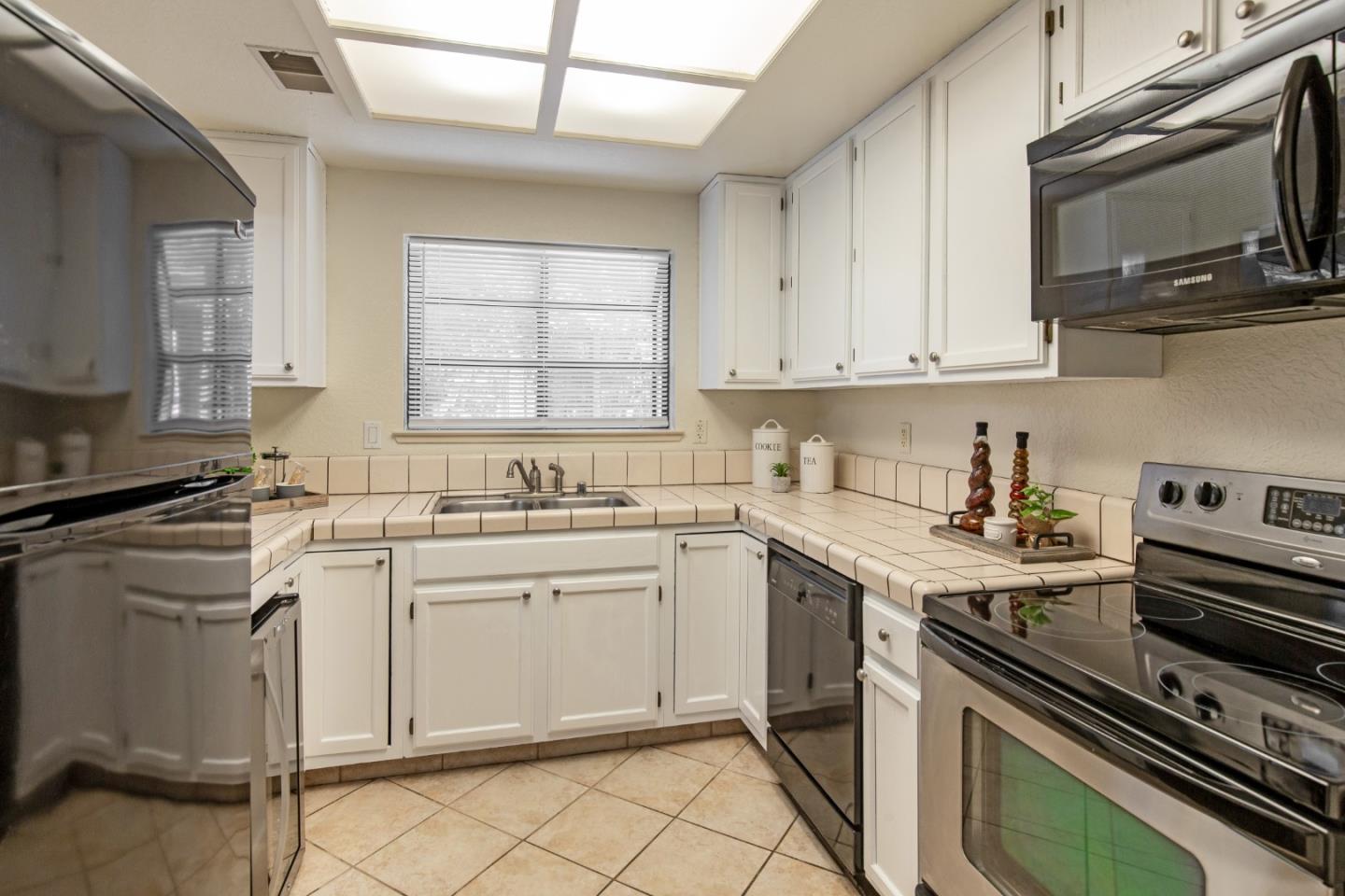 1555 Hecker Pass Road, Unit D202 Gilroy, CA 95020 - Photo 7 of 21 Gallery Image 7