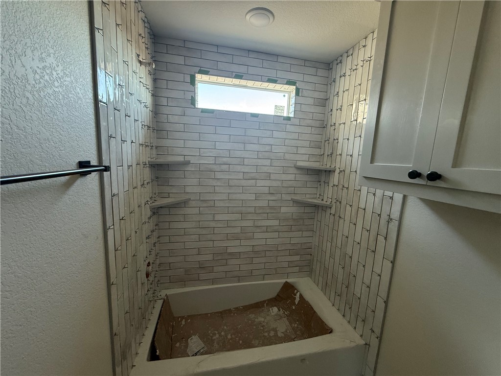 7822 Mathis Crk Drive Bryan, TX 77808 - Photo 14 of 20 a bathroom with a window