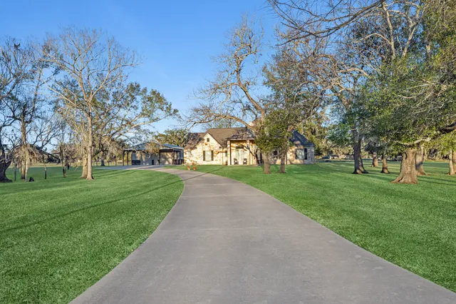 $699,000 | 726 Stallion Circle, Angleton, TX 77515