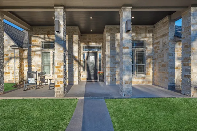 $699,000 | 726 Stallion Circle, Angleton, TX 77515