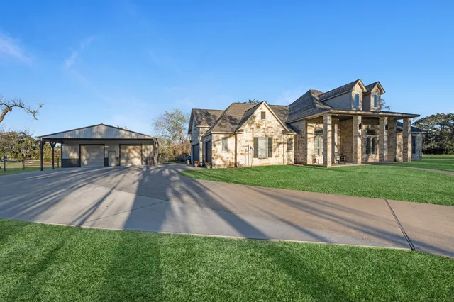 $699,000 | 726 Stallion Circle, Angleton, TX 77515