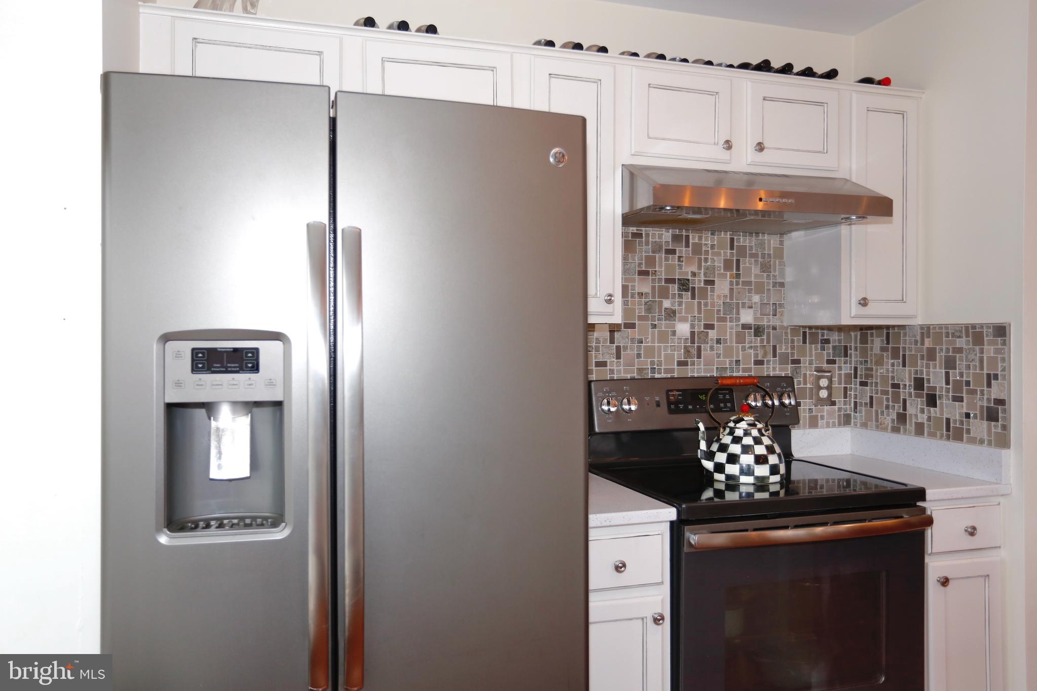 415 Ridgepoint Place, Unit 32 Gaithersburg, MD 20878 - Photo 8 of 24 Kitchen with stainless appliances