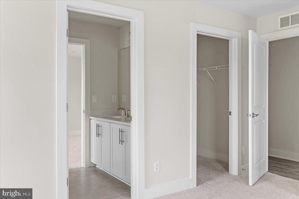 3900 Logmill Road Gainesville, VA 20155 - Photo 34 of 47 Jack and Jill bathroom for bedroom 4 and 5