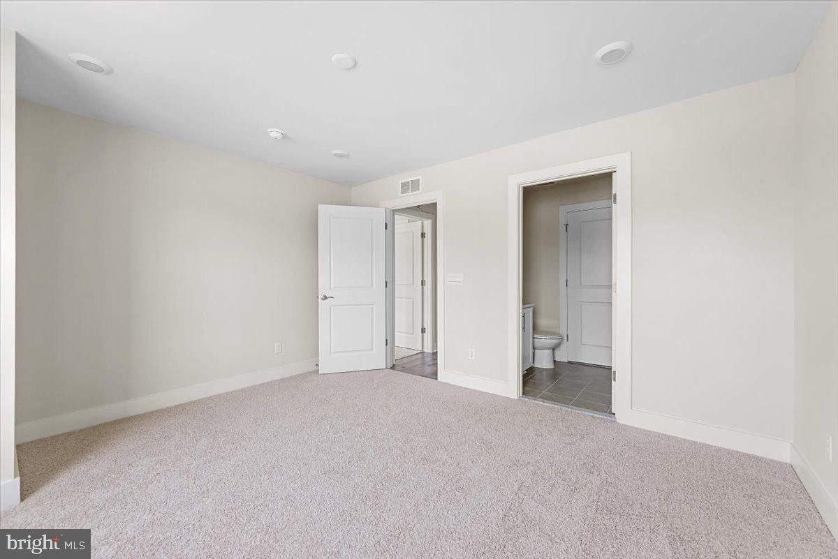 3900 Logmill Road Gainesville, VA 20155 - Photo 37 of 47 En-suite bathroom in bedroom 6