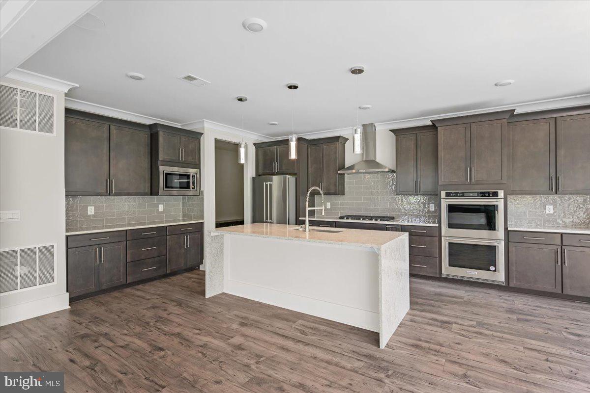 3900 Logmill Road Gainesville, VA 20155 - Photo 7 of 47 Recessed and pendant lighting,