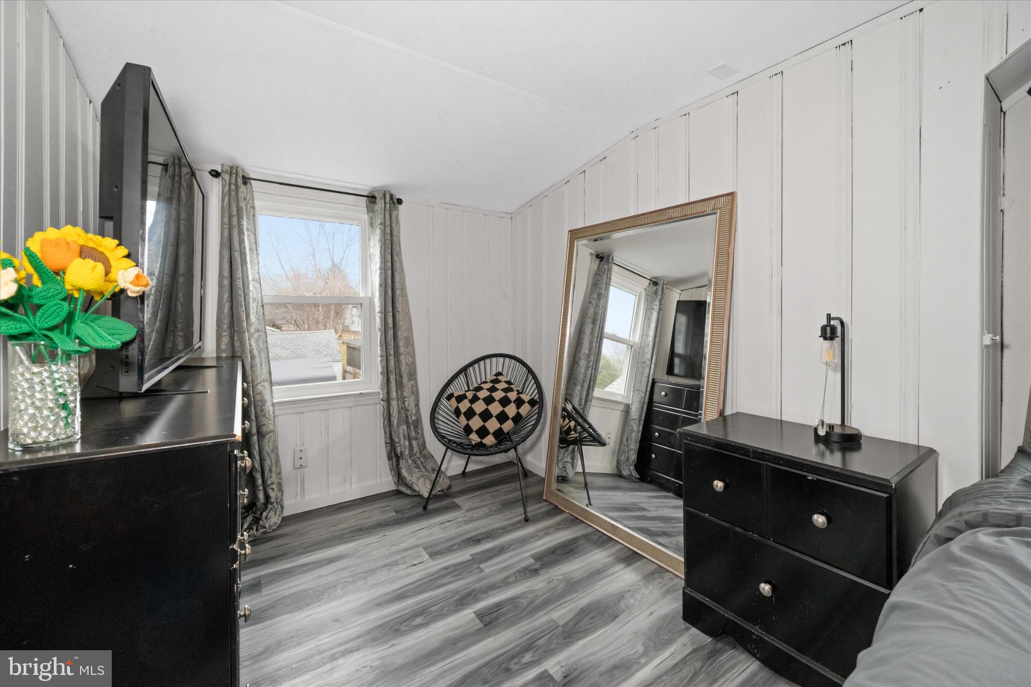 7 2nd Avenue New Castle, DE 19720 - Photo 18 of 44 Charming room with natural light and style.