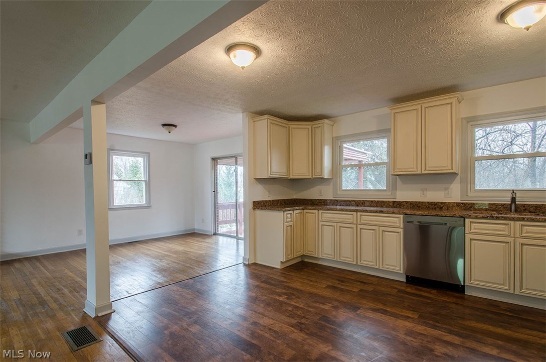 1723 South Green Road Cleveland, OH 44121 - Photo 7 of 33