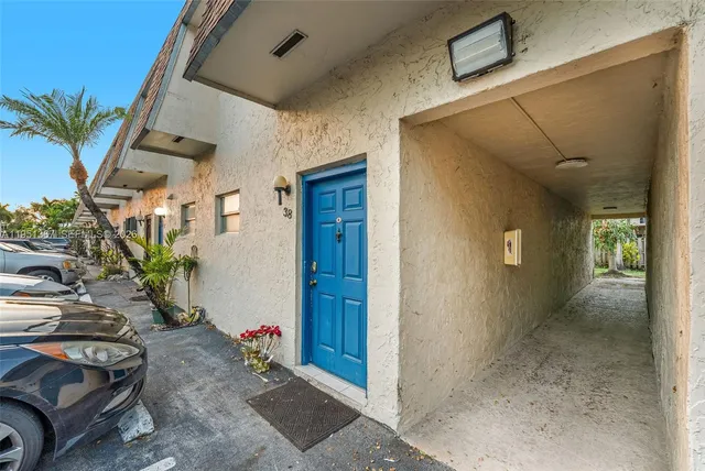 $260,000 | 15389 South Dixie Highway, Palmetto Bay, FL 33157