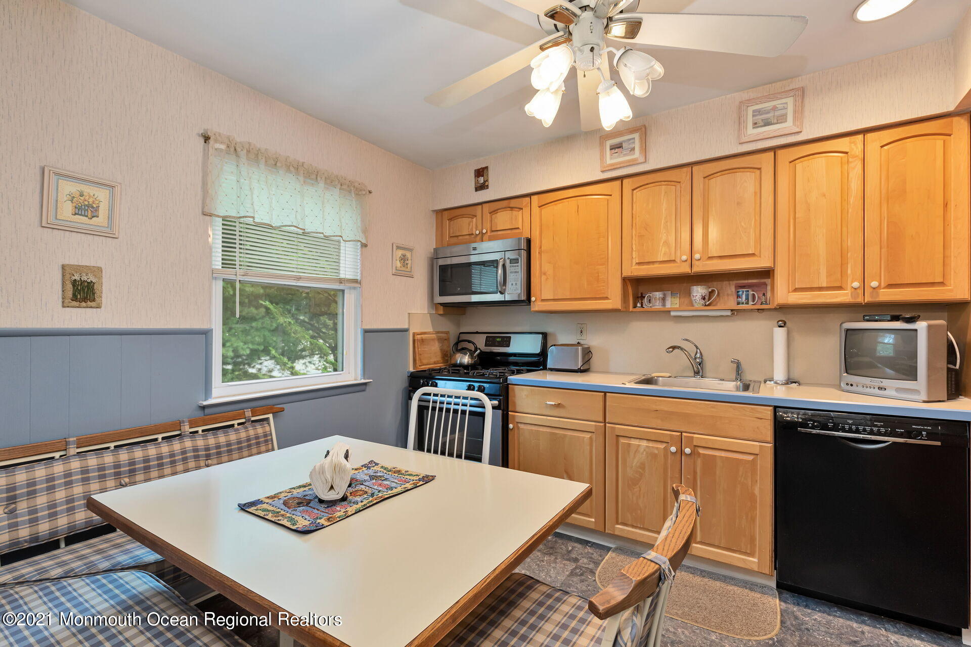 46 Tanglewood Road Middletown, NJ 07748 - Photo 11 of 33 008-1920x1280-photo