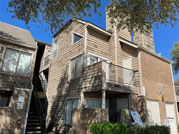 $995 | 9811 Walnut Street, Unit F207, Dallas, TX 75243