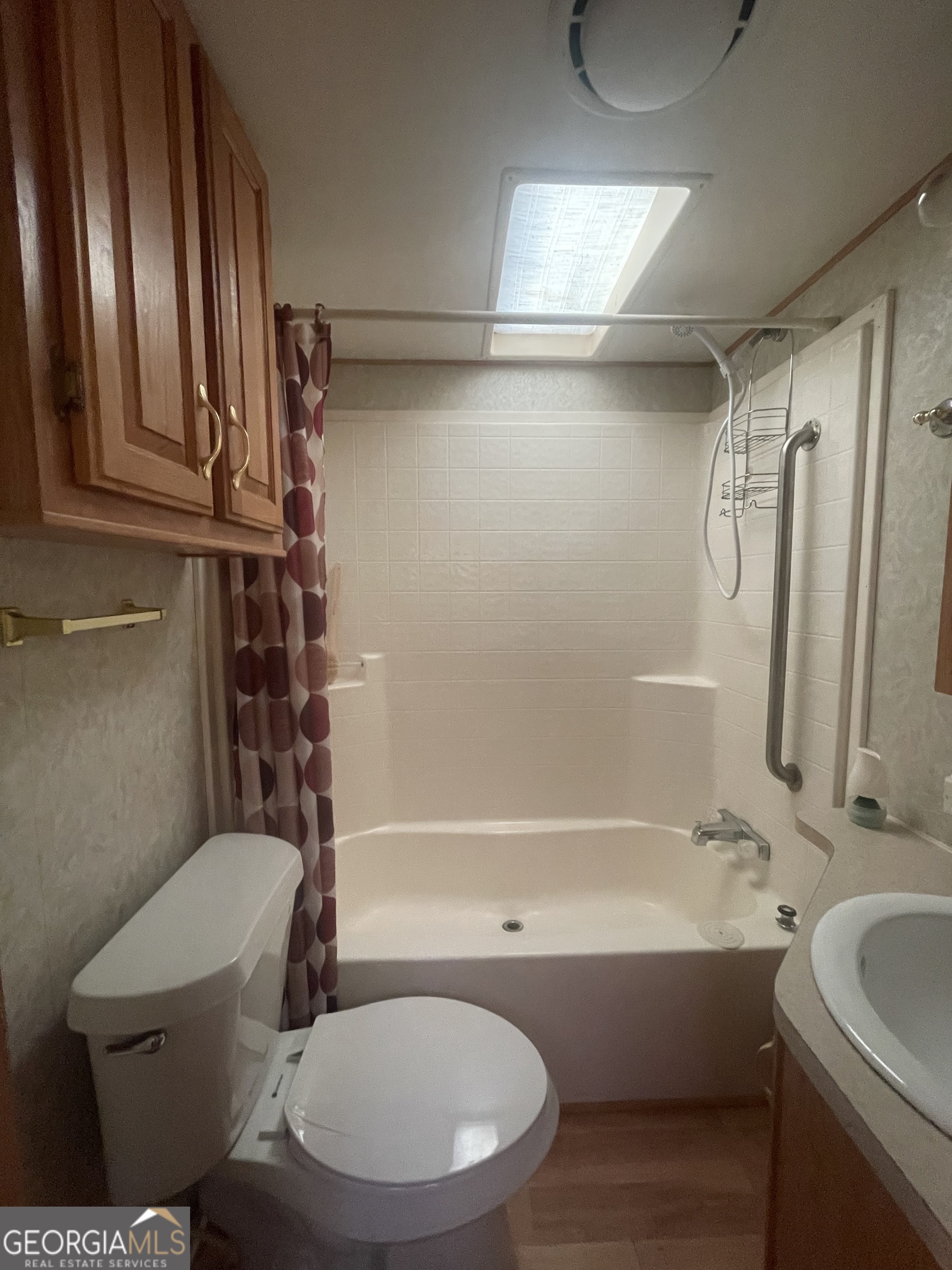 183 Holiday Loop Cleveland, GA 30528 - Photo 17 of 22 a bathroom with a sink a toilet and bathtub