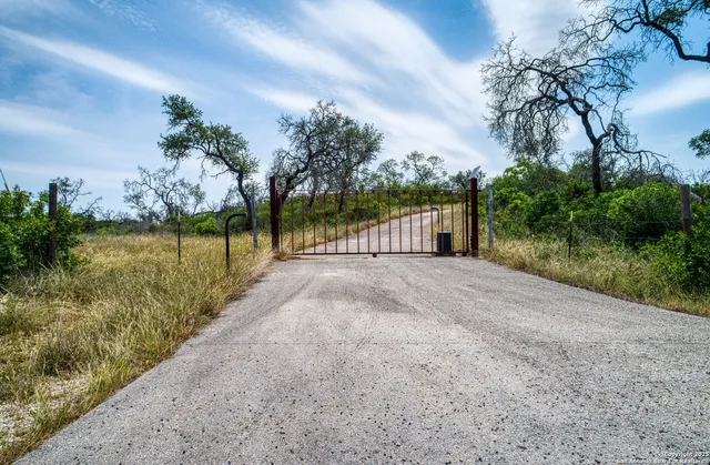 $575,000 | 3044 County Road 2615, Rio Medina, TX 78066