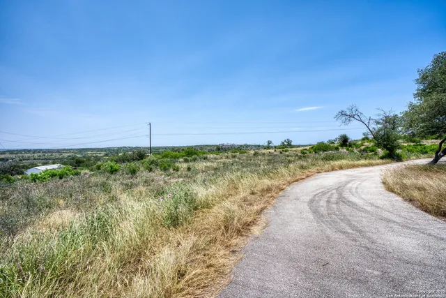 $575,000 | 3044 County Road 2615, Rio Medina, TX 78066