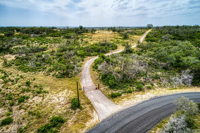 $575,000 | 3044 County Road 2615, Rio Medina, TX 78066