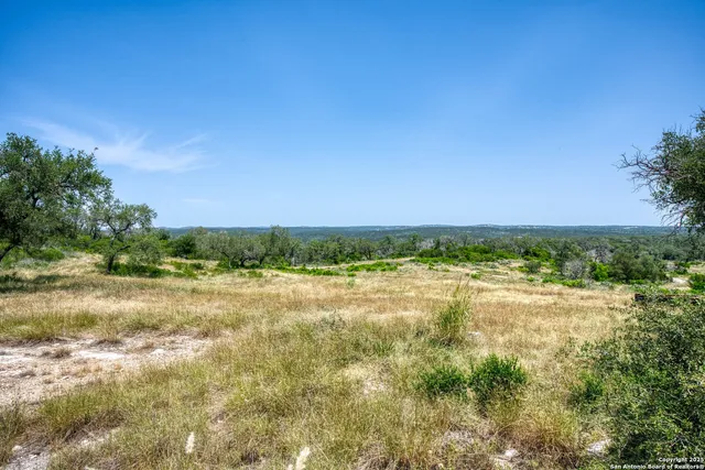 $575,000 | 3044 County Road 2615, Rio Medina, TX 78066